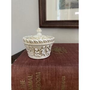 Vintage Mottahedeh Italy Ceramic Jewelry Trinket Box Cream Embossed Cherub Dish